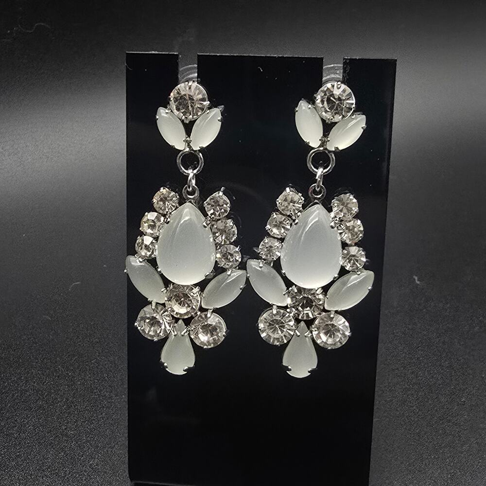 Premier Designs Dreamy Earrings Frosted Rhinestone Pierced On Card